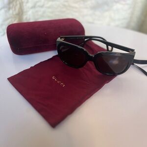 GUCCI Black plastic frame sunnies